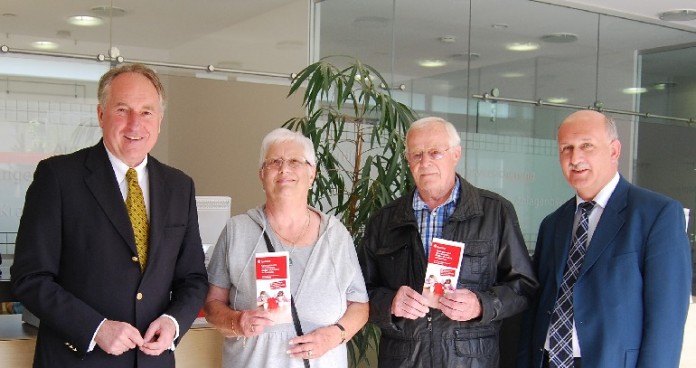 Karl-Heinz Dielmann, Vorstandsvorsitzender der Stadtsparkasse Kaiserslautern (links) und Geschäftsstellenleiter Udo Scheidt (rechts) mit den glücklichen Gewinnern.